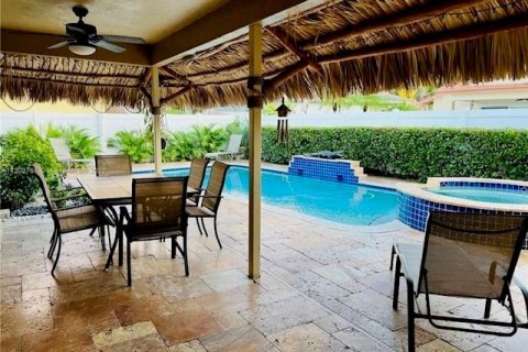 House in Margate, Florida 3 bedrooms, 149.2 sq.m. № 1026618 - photo 1
