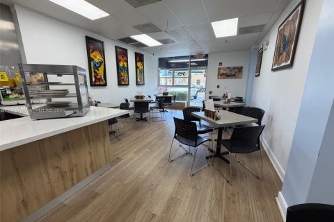 Propiedad comercial en venta en Miami, Florida № 1992038 - foto 11