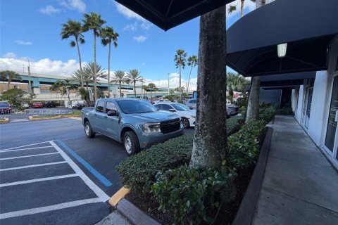 Propiedad comercial en venta en Miami, Florida № 1992038 - foto 17