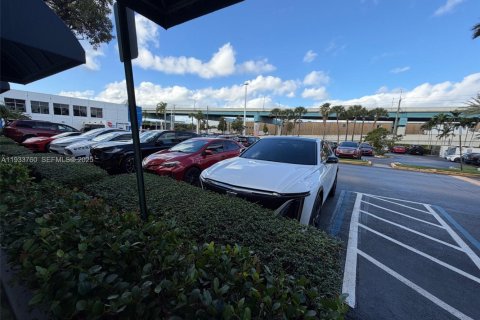 Propiedad comercial en venta en Miami, Florida № 1992038 - foto 16