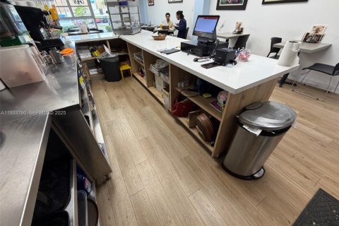 Propiedad comercial en venta en Miami, Florida № 1992038 - foto 13