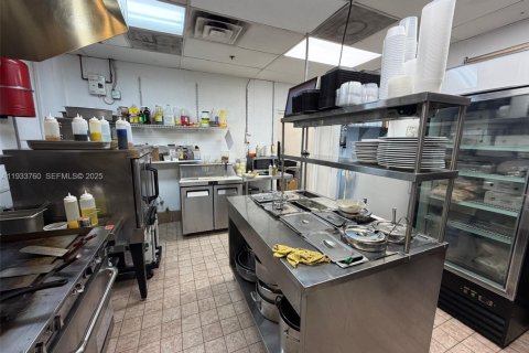 Propiedad comercial en venta en Miami, Florida № 1992038 - foto 2