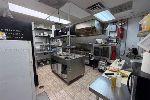 Propiedad comercial en venta en Miami, Florida № 1992038 - foto 3