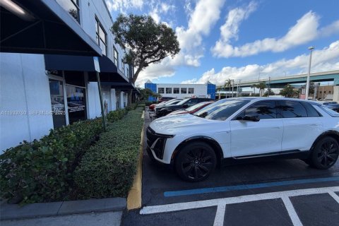 Propiedad comercial en venta en Miami, Florida № 1992038 - foto 15