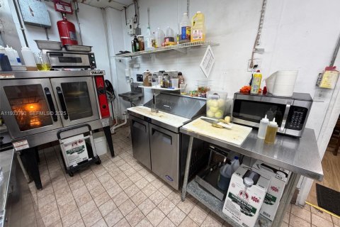 Propiedad comercial en venta en Miami, Florida № 1992038 - foto 4