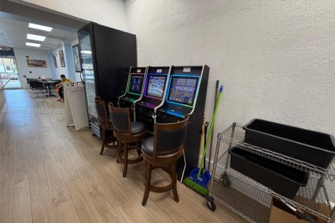 Propiedad comercial en venta en Miami, Florida № 1992038 - foto 10