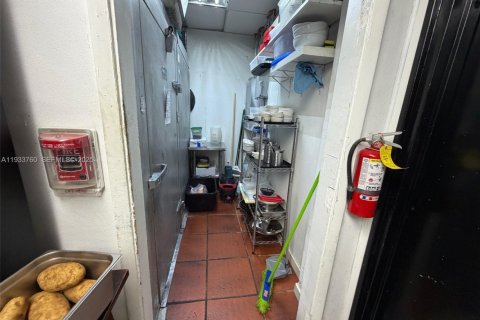 Propiedad comercial en venta en Miami, Florida № 1992038 - foto 7