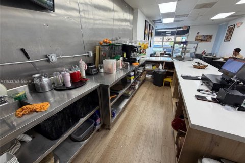 Propiedad comercial en venta en Miami, Florida № 1992038 - foto 12