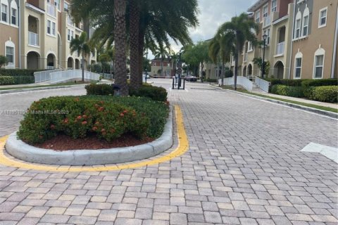 Copropriété à louer à Doral, Floride: 3 chambres, 119.29 m2 № 1947520 - photo 2