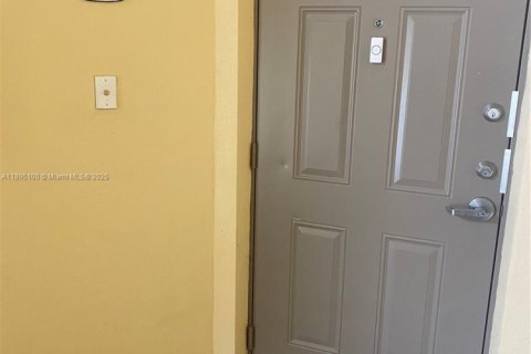 Copropriété à louer à Doral, Floride: 3 chambres, 119.29 m2 № 1947520 - photo 4