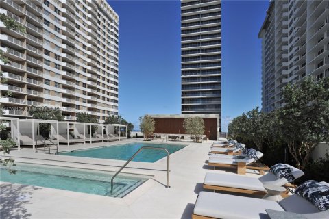 Condo in Hallandale Beach, Florida, 5 bedrooms  № 1937994 - photo 26