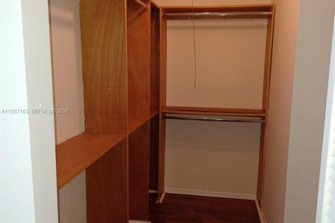 Condominio en alquiler en Lauderhill, Florida, 2 dormitorios, 80.64 m2 № 2011213 - foto 3