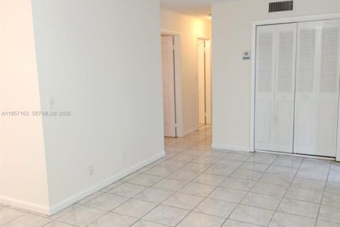 Condominio en alquiler en Lauderhill, Florida, 2 dormitorios, 80.64 m2 № 2011213 - foto 7