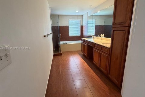 House in Miami, Florida 4 bedrooms, 236.62 sq.m. № 1967616 - photo 22