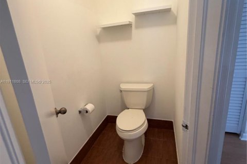 House in Miami, Florida 4 bedrooms, 236.62 sq.m. № 1967616 - photo 21