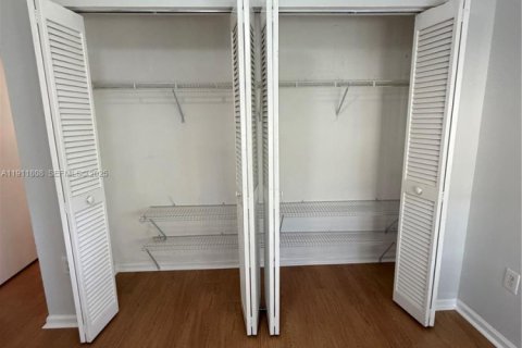 House in Miami, Florida 4 bedrooms, 236.62 sq.m. № 1967616 - photo 18