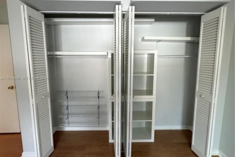 House in Miami, Florida 4 bedrooms, 236.62 sq.m. № 1967616 - photo 20