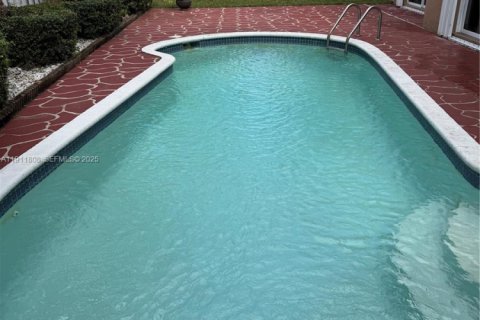 House in Miami, Florida 4 bedrooms, 236.62 sq.m. № 1967616 - photo 28