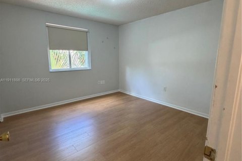 House in Miami, Florida 4 bedrooms, 236.62 sq.m. № 1967616 - photo 19