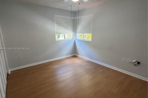 House in Miami, Florida 4 bedrooms, 236.62 sq.m. № 1967616 - photo 16