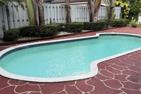 House in Miami, Florida 4 bedrooms, 236.62 sq.m. № 1967616 - photo 29