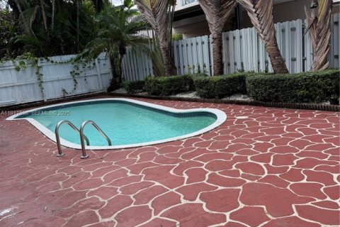 House in Miami, Florida 4 bedrooms, 236.62 sq.m. № 1967616 - photo 25