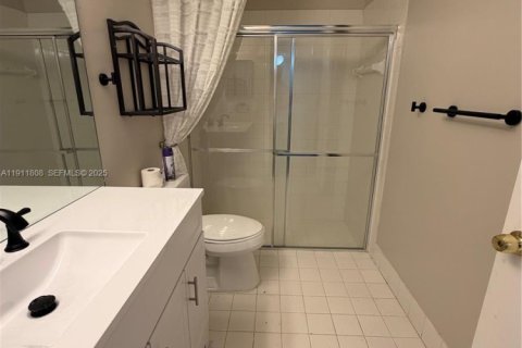 House in Miami, Florida 4 bedrooms, 236.62 sq.m. № 1967616 - photo 17