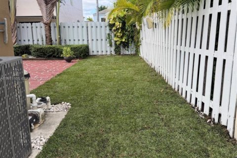 House in Miami, Florida 4 bedrooms, 236.62 sq.m. № 1967616 - photo 24