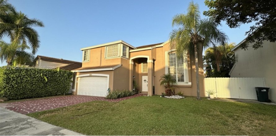 House in Miami, Florida 4 bedrooms, 236.62 sq.m. № 1967616