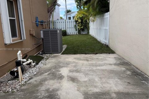 House in Miami, Florida 4 bedrooms, 236.62 sq.m. № 1967616 - photo 23