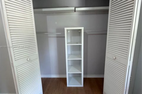 House in Miami, Florida 4 bedrooms, 236.62 sq.m. № 1967616 - photo 15