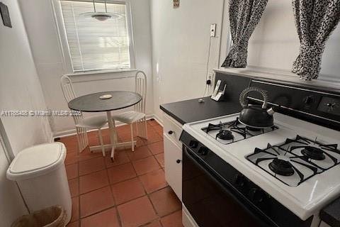 House in Coral Gables, Florida 4 bedrooms, 156.63 sq.m. № 1863240 - photo 11