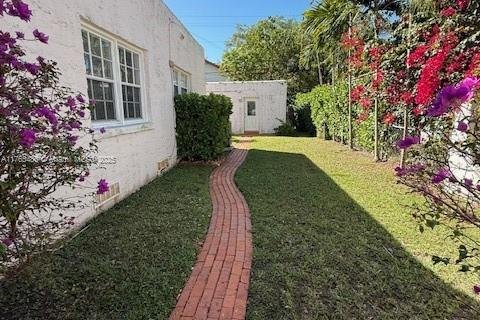 House in Coral Gables, Florida 4 bedrooms, 156.63 sq.m. № 1863240 - photo 20