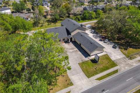 Immobilier commercial à vendre à Deltona, Floride: 650.32 m2 № 1720541 - photo 2