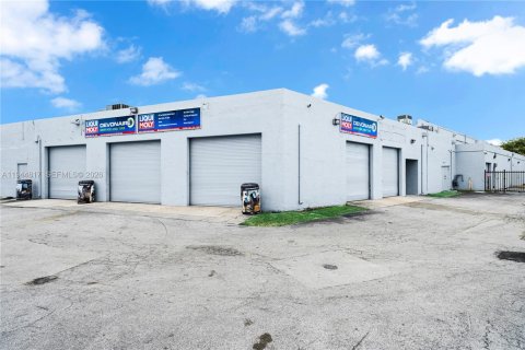 Immobilier commercial à vendre à Miami, Floride № 2001958 - photo 2