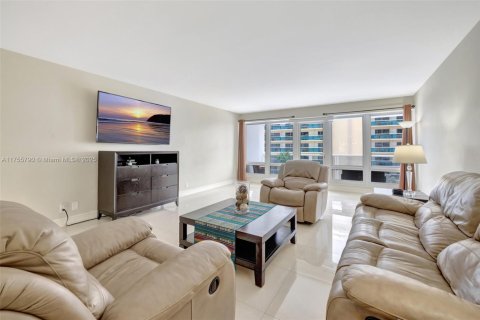 Condo in Fort Lauderdale, Florida, 2 bedrooms  № 1695519 - photo 25