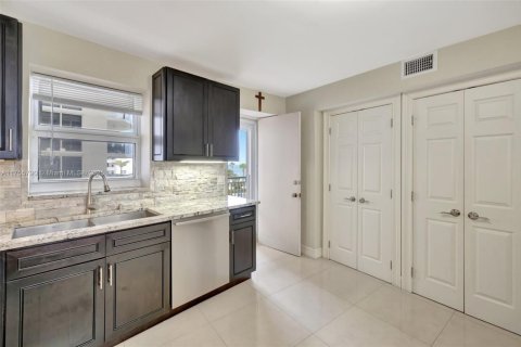 Condo in Fort Lauderdale, Florida, 2 bedrooms  № 1695519 - photo 20