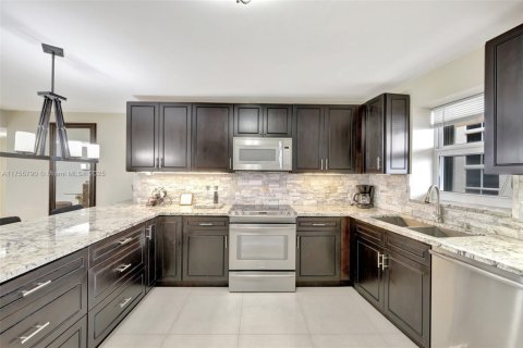 Condo in Fort Lauderdale, Florida, 2 bedrooms  № 1695519 - photo 17
