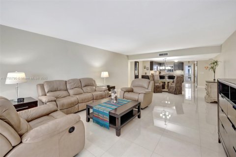 Condo in Fort Lauderdale, Florida, 2 bedrooms  № 1695519 - photo 27