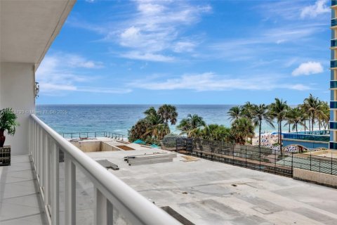 Condo in Fort Lauderdale, Florida, 2 bedrooms  № 1695519 - photo 29