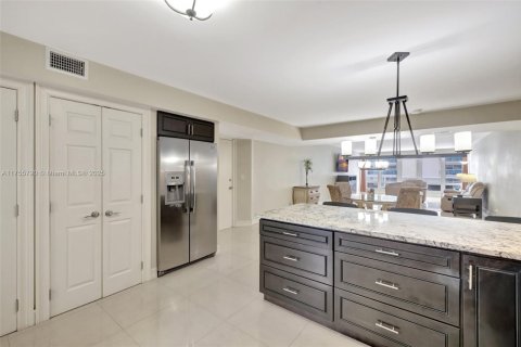 Condo in Fort Lauderdale, Florida, 2 bedrooms  № 1695519 - photo 18