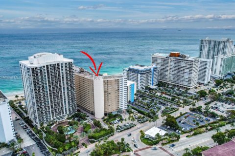 Condo in Fort Lauderdale, Florida, 2 bedrooms  № 1695519 - photo 2