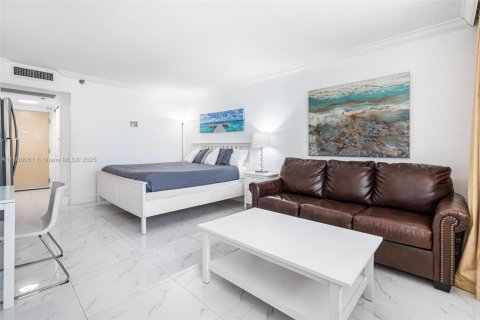 Copropriété à louer à Sunny Isles Beach, Floride: 33.44 m2 № 2242532 - photo 2