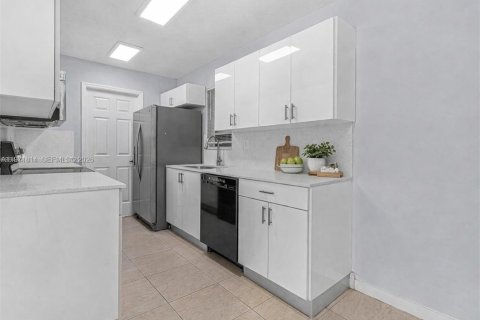 House in Homestead, Florida 5 bedrooms, 102.19 sq.m. № 2038575 - photo 6