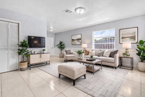 House in Homestead, Florida 5 bedrooms, 102.19 sq.m. № 2038575 - photo 4