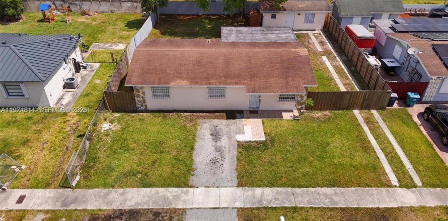 House in Homestead, Florida 5 bedrooms, 102.19 sq.m. № 2038575