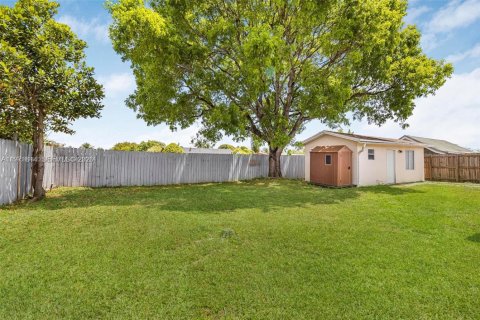 House in Homestead, Florida 5 bedrooms, 102.19 sq.m. № 2038575 - photo 16