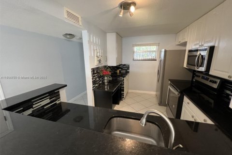 Condo in Coral Springs, Florida, 2 bedrooms  № 1949227 - photo 6