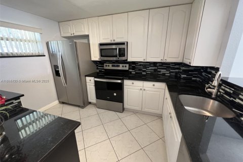 Condo in Coral Springs, Florida, 2 bedrooms  № 1949227 - photo 5