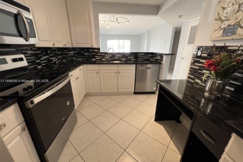 Condo in Coral Springs, Florida, 2 bedrooms  № 1949227 - photo 9